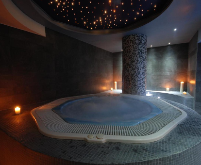 Bañera de hidromasaje ubicada en el spa del Hotel Real Jaca en Jaca