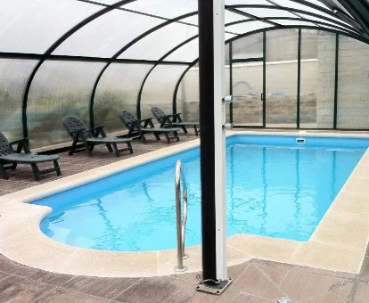 Piscina al aire libre techada perteneciente al Refugio con spa La Covatilla en La Hoya