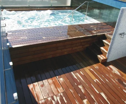 Jacuzzi con sistema de hidromasaje ubicado en el spa del Hotel Regente Aragón en Salou