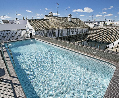 Piscina al aire libre del hotel con spa Las Casas Del Rey De Baeza en Sevilla