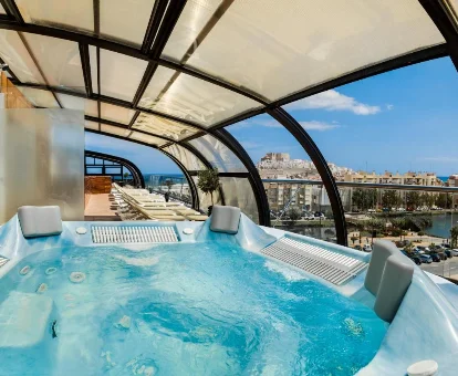 Bañera de hidromasaje ubicada en el spa del hotel RH Don Carlos Peñíscola