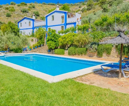 Piscina al aire libre de la casa rural con servicios de spa 