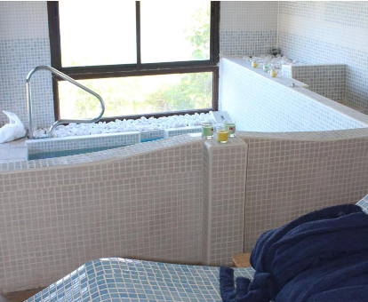Bañera de hidromasaje del spa ubicado en la Casa Rural El Rincón de Palmacio