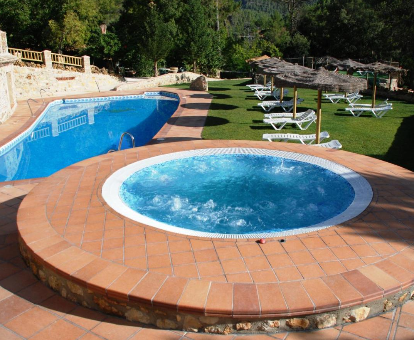 Bañera de hidromasaje al aire libre de la Hospederia Rio Zumeta Spa en Santiago de la Espada
