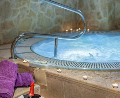 Bañera de hidromasaje del spa ubicado en el Hotel Rosaleda Don Pedro en Úbeda