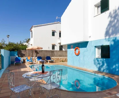 Piscina de los apartamentos con spa sa Torreta en Cala blanca
