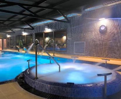 Piscina y bañera de hidromasaje del spa. Salles Hotel en Riudellots de la Selva