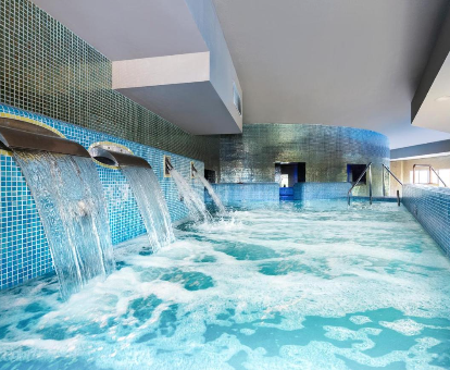 Bañera con fuente de agua e hidromasaje del spa situado en el Salles Hotels Marina Portals en Portals Nous