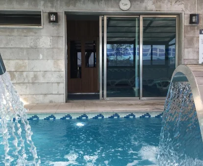 Piscina con sistema de hidromasaje del spa del hotel San Milllán en Santander