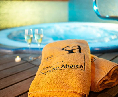 Bañera de hidromasaje del spa localizado en el Hotel Sancho Abarca en Huesca