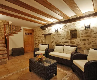 Sala de estar de los apartamentos con centro de bienestar Santa Agueda en Valderrobres 