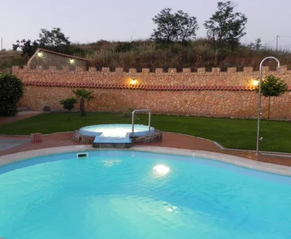 Piscina y bañera de hidromasaje del apartamento con spa Turismo Rural Santa Lucia en Ateca
