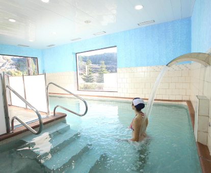 Piscina con duchas sensacione del spa ubicado en el hospedaje La Senda de los Caracoles en Grado del Pico