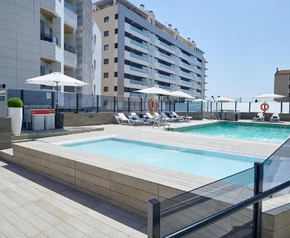 Piscinas al aire libre ubicadas en el Hotel con Spa Luna de Granada, Granada. 