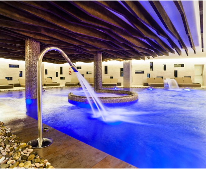 Piscina climatizada y con hidromasaje del spa ubicado en el hotel Serrano Palace en Cala Ratjada