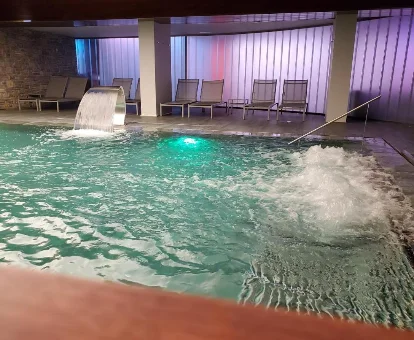 Piscina de hidromasaje ubicada en el spa del Aparthotel Siente Boí en Pla de l'Ermita