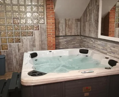 Bañera de hidromasaje de la casa rural & Spa Mirador Sierra de Béjar en Guijo de Ávila