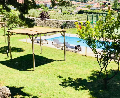 Piscina y jardín del hotel con spa Sierra de Gata en San Martín de Trevejo