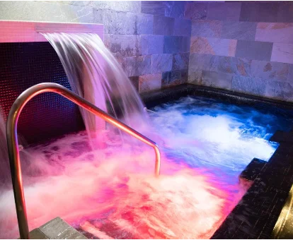 Spa con bañera de hidromasaje del hotel Soho Boutique Capuchinos & Spa en Córdoba