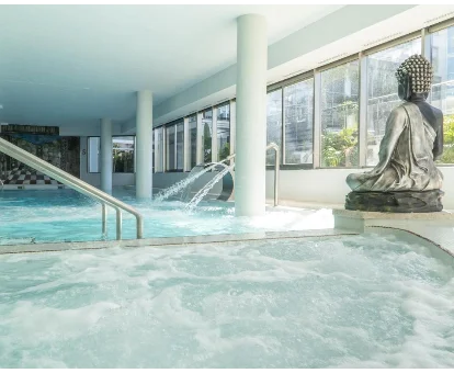 Piscina de hidromasaje ubicada en el spa del Hotel Sun Palace