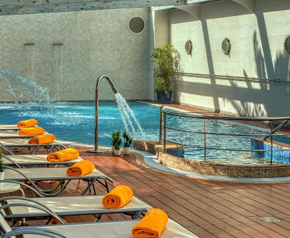 Zona de la piscina del spa ubicado en el Hotel Talaso en Isla de la Toja