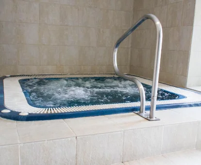 Bañera de hidromasaje ubicada en el hotel con spa Teratermal, Valdeavellano de Tera