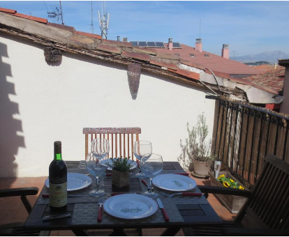 Terraza con zona de comedor del apartamento con servicios de spa Loft-Terraza Laurel en Logroño
