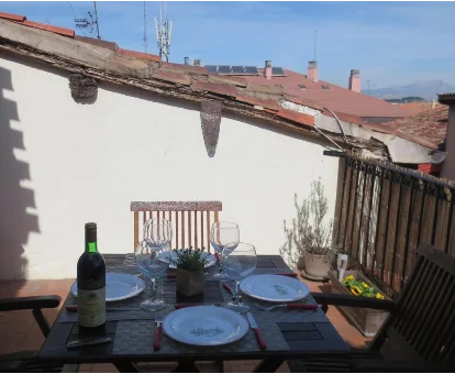 Terraza con zona de comedor del apartamento con servicios de spa Loft-Terraza Laurel en Logroño