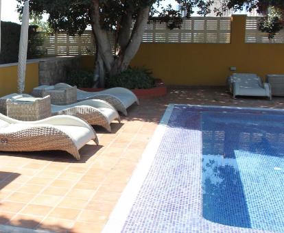 Area de la piscina ubicada en el Hotel con spa The Cookbook en Calpe
