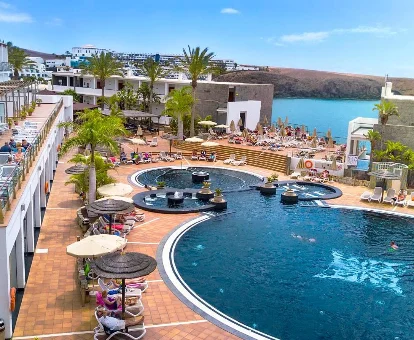 Piscina exterior del Hotel con centro de bienestar The Mirador Papagayo en Playa Blanca