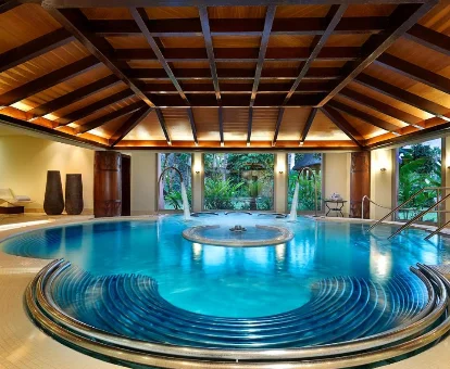 Piscina cubierta con vistas al jardin en The Ritz-Carlton, Abama