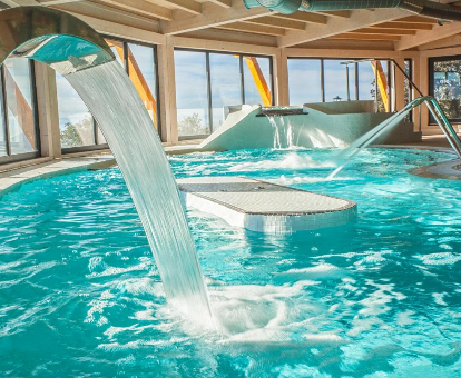 Piscina con duchas de sensaciones del spa ubicado en el hotel The Rock Suites & Spa