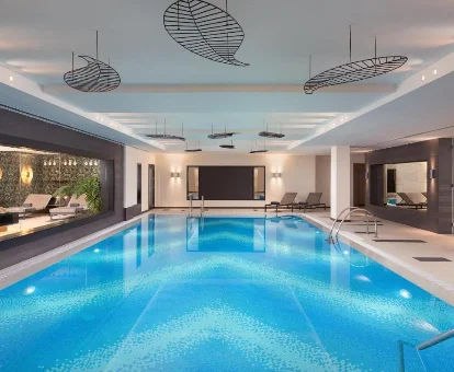 Piscina del Hotel con spa The Westin en Valencia