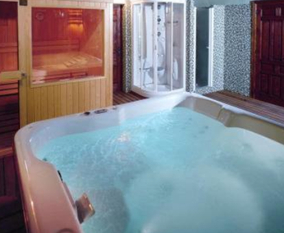 Jacuzzi del spa situado en el Hotel Tierras de Moya en Los Huertos