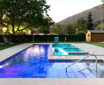 Doble piscina al aire libre, con sistema de hidromasaje del Hotel Palacio Torre de Ruesga en Valle