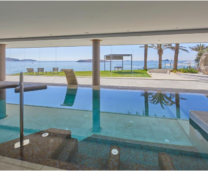 Piscina del spa ubicado en el Hotel Torre del Mar en Playa d' en Bossa