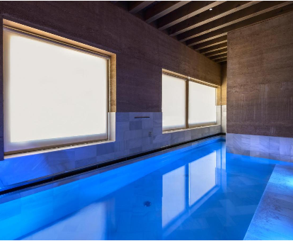 Piscina interior del spa ubicado en el hotel Torre del marqués en Monroyo