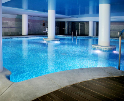 Área de la piscina cubierta del TUI Blue Isla Cristina Palace