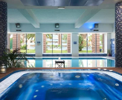 Piscina y bañera con hidromasaje del spa ubicado en el Hotel Aqquaria Family Complex