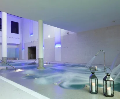 Piscina interior con chorros de hidromasaje en URH Hotel Spa Zen Balagares