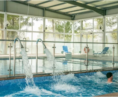 Piscina interior del spa ubicado en las Cabañas Valle del Cabriel en Villatoya