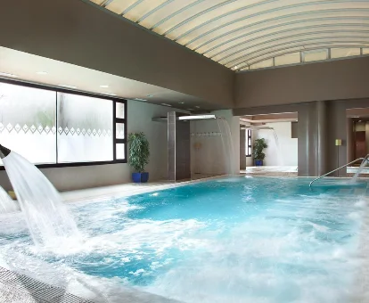 Piscina interior del spa ubicado en el Hotel Valle del Jerte en Valdastillas