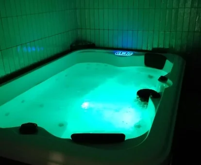 Jacuzzi de la casa con spa Ven Luna en Casas del Castañar