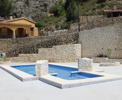 Piscina exterior de las casas rurales con servicios de spa Venta Ticiano en El Morrion