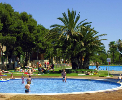 Piscinas al aire libre del hotel con spa, Camping Vilanova Park en Vilanova i la Geltrú