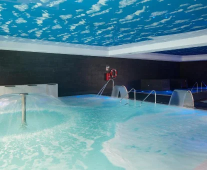 Pîscina de hidromasaje del spa ubicado en el Hotel Villa Antilla en Orio