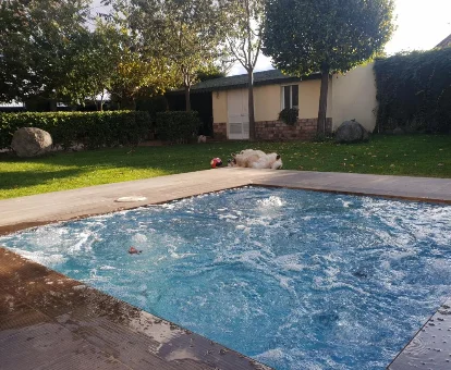 Piscina exterior de la Villa con servicios de spa Casa Blanca en Ciudad Real