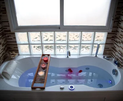 Bañera de hidromasaje del spa ubicado en la Villa Castro en Nuévalos