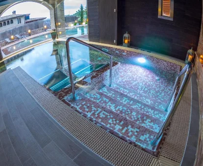 Piscina climatizada del hotel con spa Villa de Alquézar en Alquézar