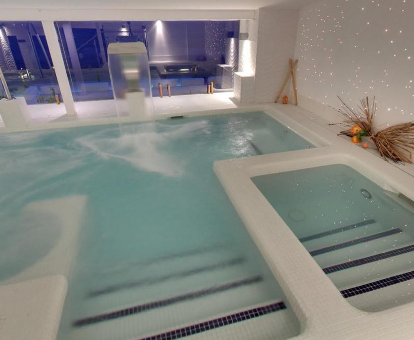Piscina de hidromasaje del spa ubicado en el Hotel Villa del Mar en Benidorm